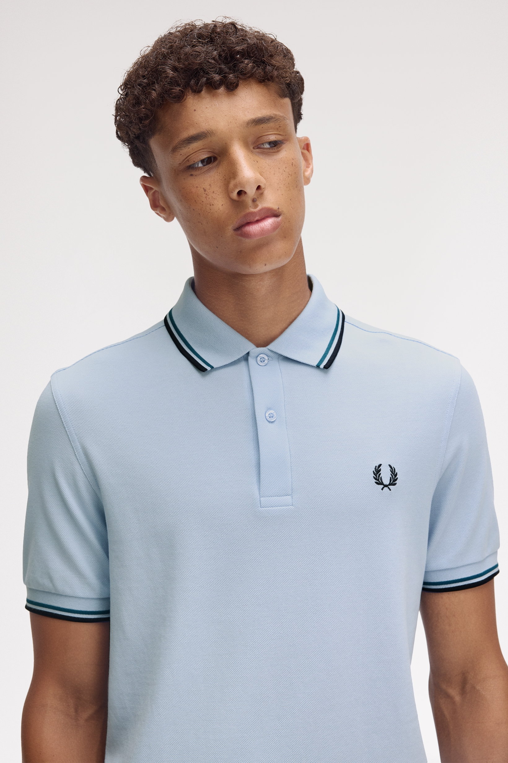 Fred Perry - TWIN TIPPED POLO SHIRT - Light Smoke/Petrol Blue/Navy Fred Perry - TWIN TIPPED POLO SHIRT - Light Smoke/Petrol Blue/Navy