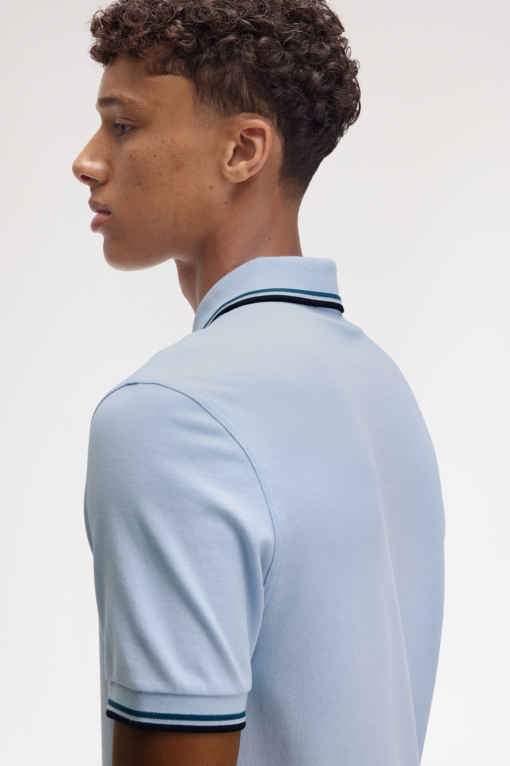 Fred Perry - TWIN TIPPED POLO SHIRT - Light Smoke/Petrol Blue/Navy Fred Perry - TWIN TIPPED POLO SHIRT - Light Smoke/Petrol Blue/Navy