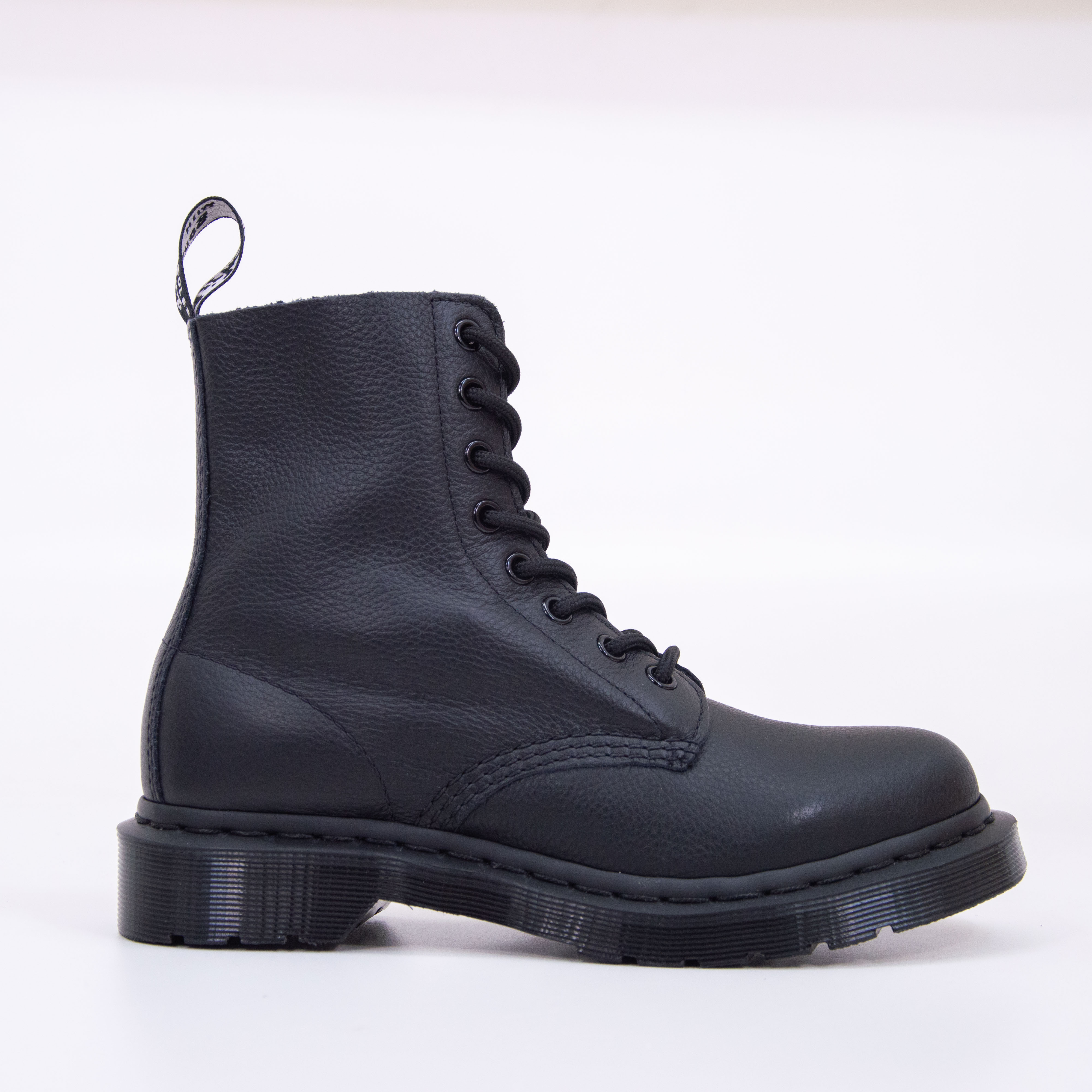 Dr. Martens - 1460 MONO PASCAL - Black Virginia Dr. Martens - 1460 MONO PASCAL - Black Virginia