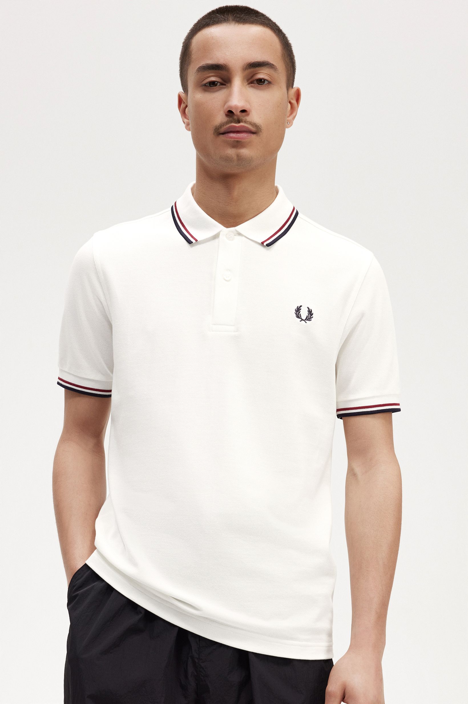 Fred Perry - TWIN TIPPED POLO SHIRT - Snow White/Burnt Red/Navy Fred Perry - TWIN TIPPED POLO SHIRT - Snow White/Burnt Red/Navy