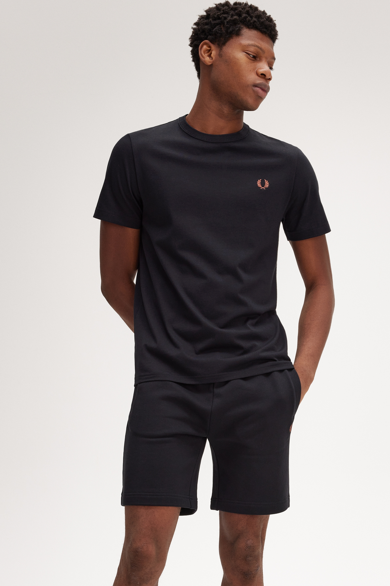 Fred Perry - CREW NECK T-SHIRT (MEN) - Black/Whisky Brown