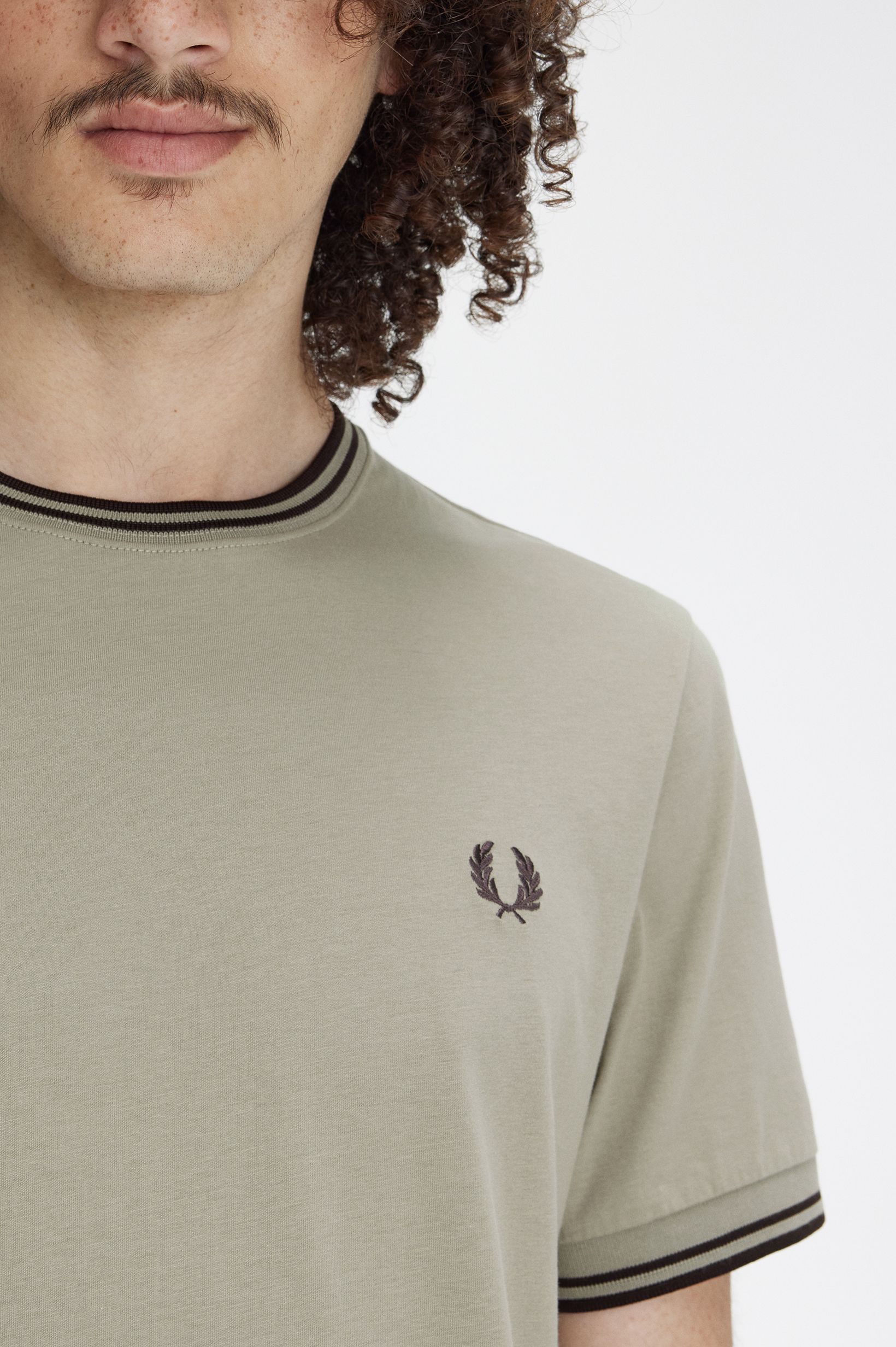Fred Perry - TWIN TIPPED T-SHIRT - Warm Grey/Brick