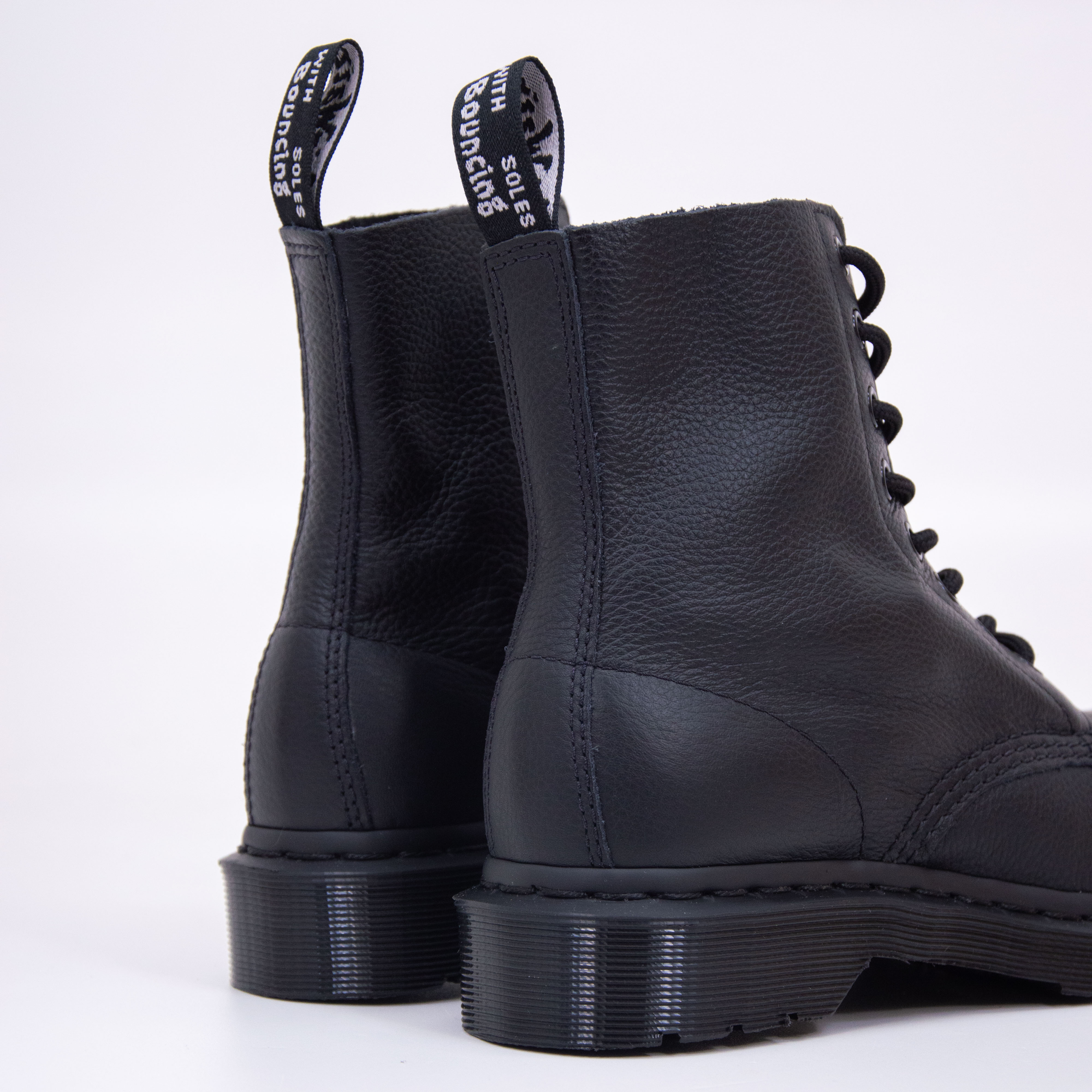 Dr. Martens - 1460 MONO PASCAL - Black Virginia Dr. Martens - 1460 MONO PASCAL - Black Virginia