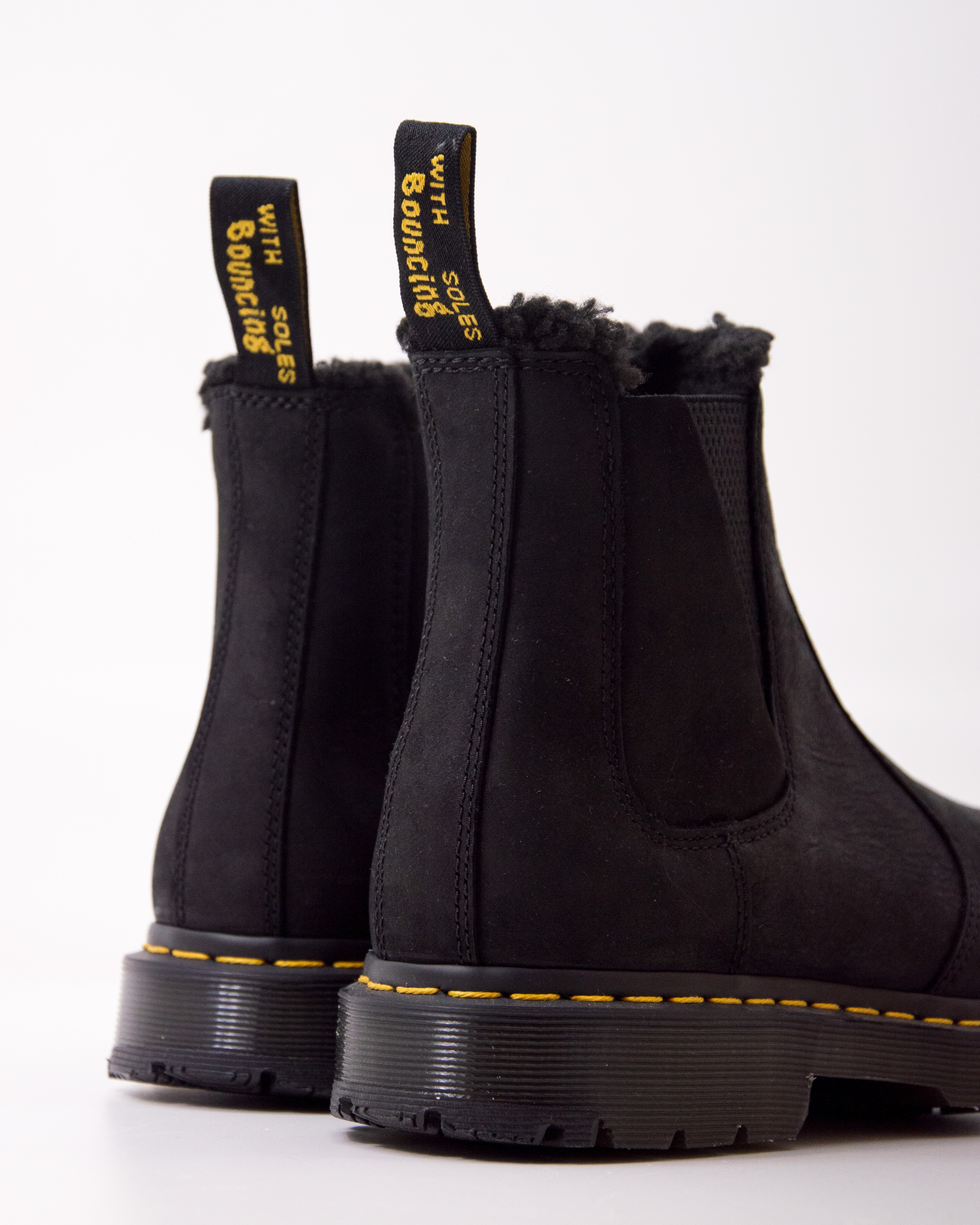 Dr. Martens - 2976 CHELSEA WINTERGRIP - Black (Outlaw WP)