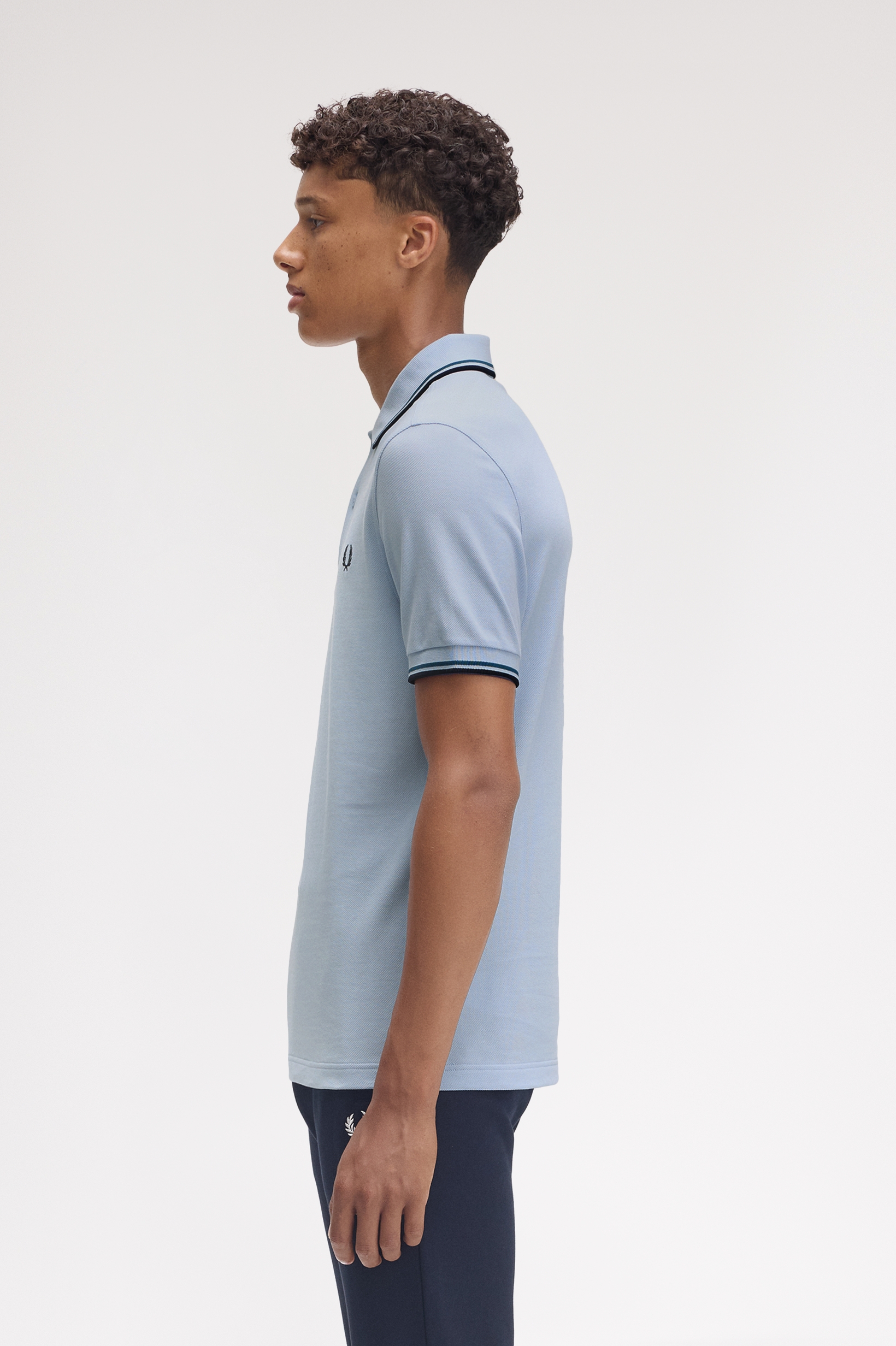 Fred Perry - TWIN TIPPED POLO SHIRT - Light Smoke/Petrol Blue/Navy Fred Perry - TWIN TIPPED POLO SHIRT - Light Smoke/Petrol Blue/Navy