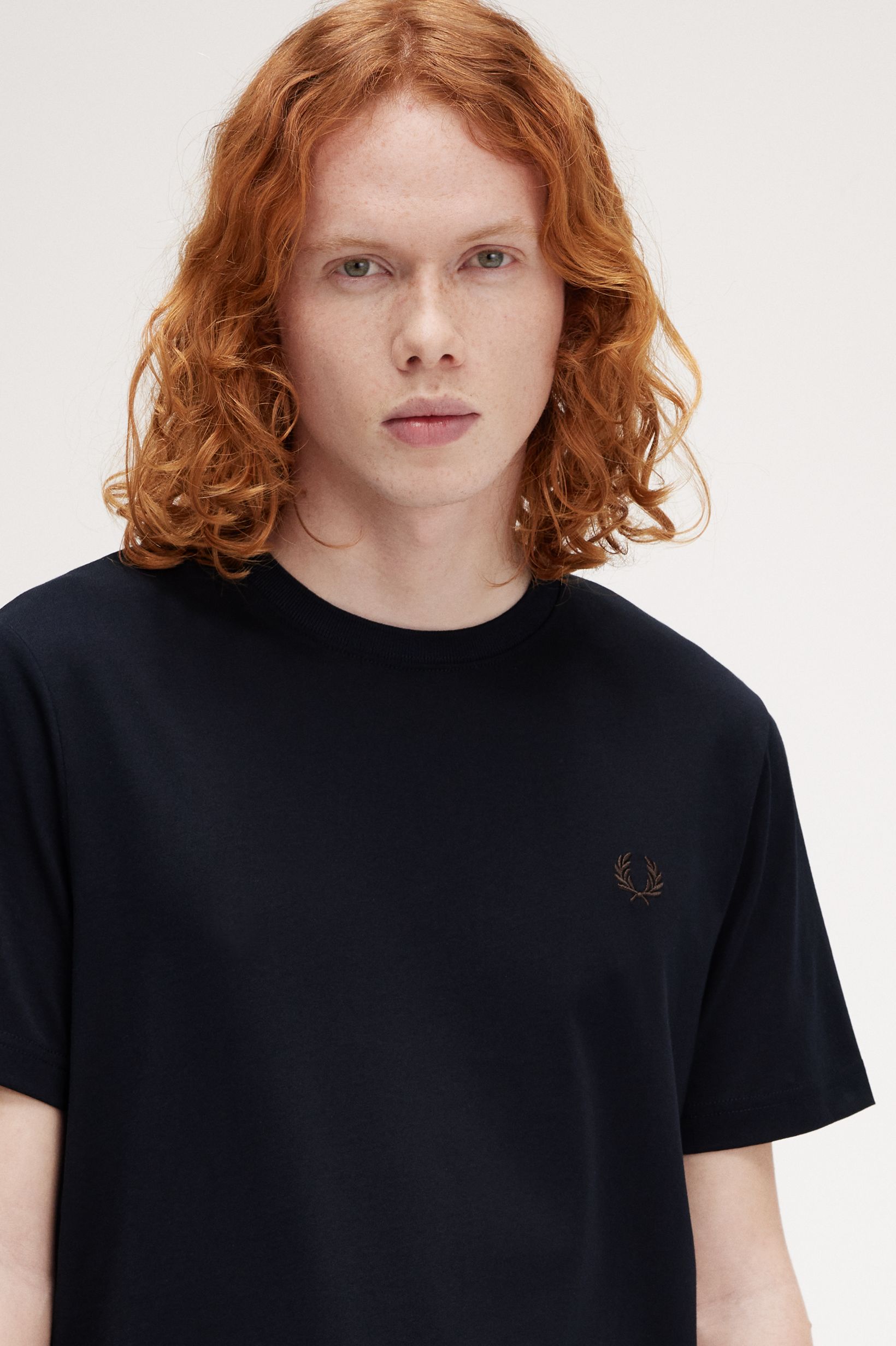 Fred Perry - CREW NECK T-SHIRT (MEN) - Navy/Carrington Brick