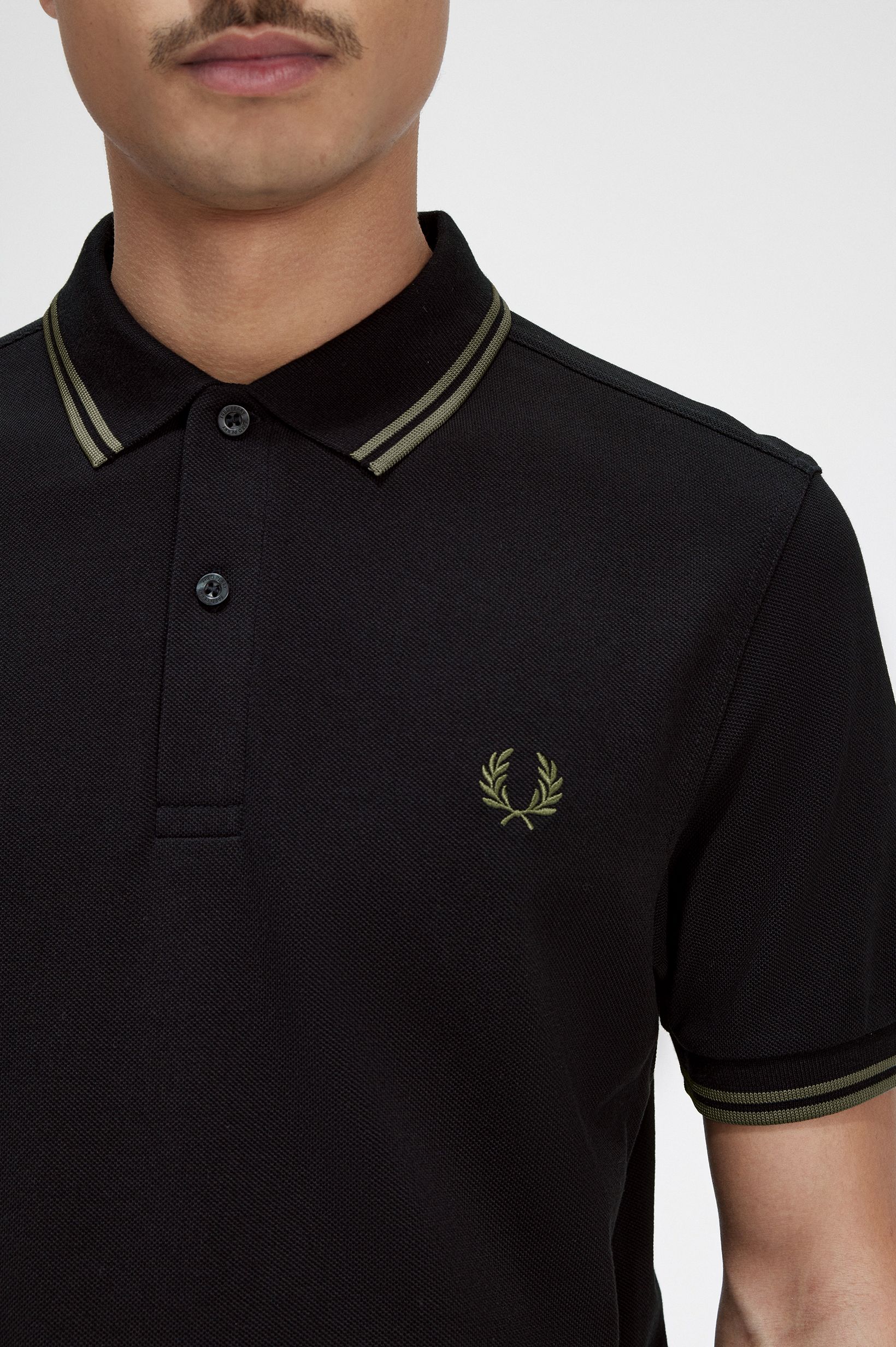 Fred Perry - TWIN TIPPED POLO SHIRT - Black/Field Green