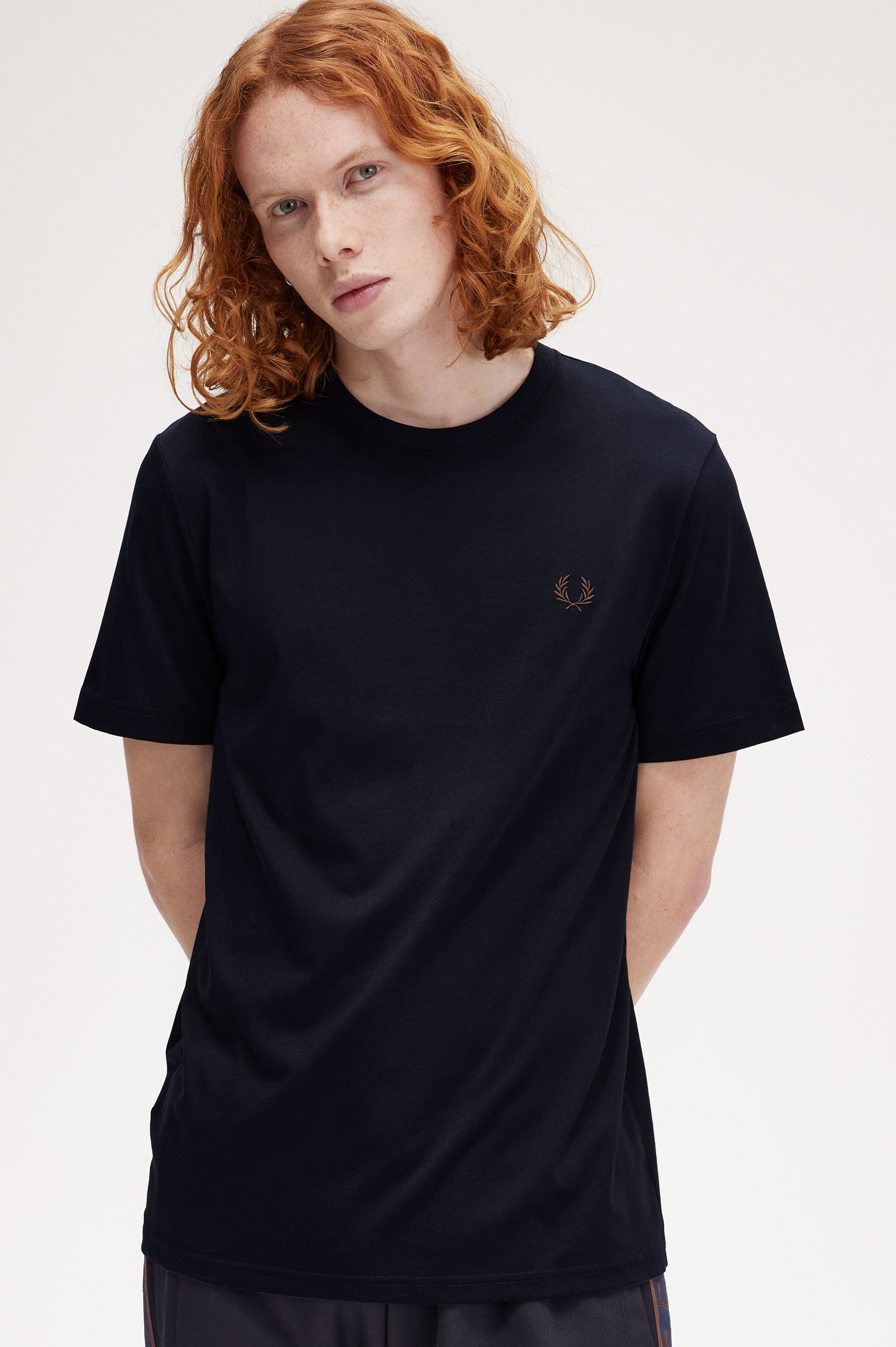 Fred Perry - CREW NECK T-SHIRT (MEN) - Navy/Carrington Brick